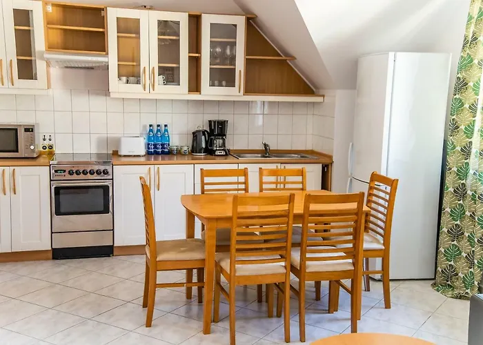 3-Bedroom Apartment Plac Neptuna By Noclegi Renters