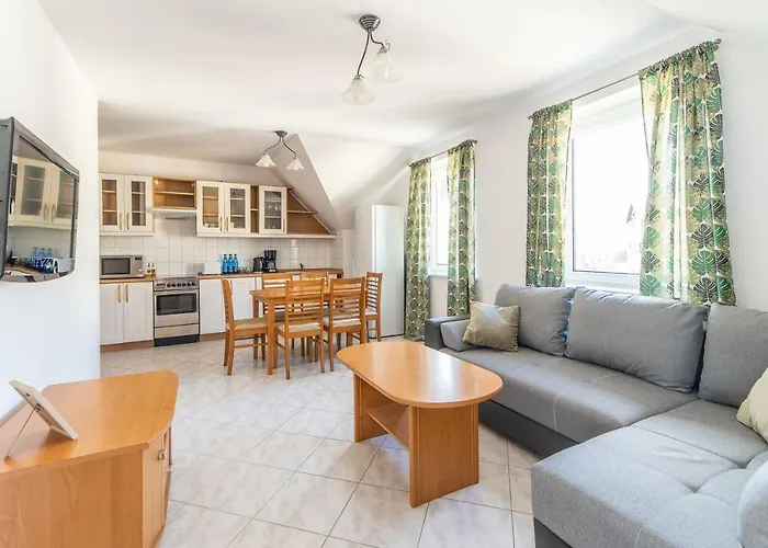 3-Bedroom Apartment Plac Neptuna By Noclegi Renters