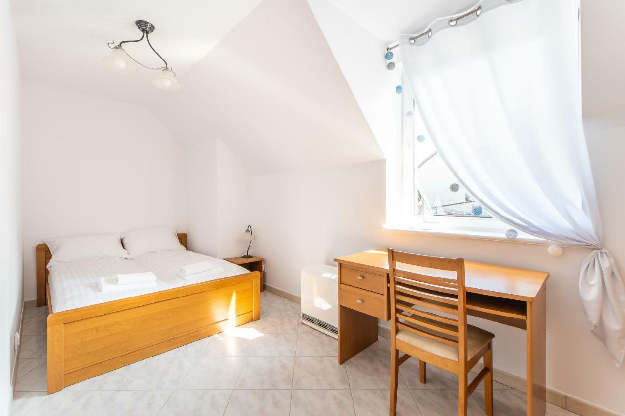 Apartment 3-bedroom Plac Neptuna By Renters